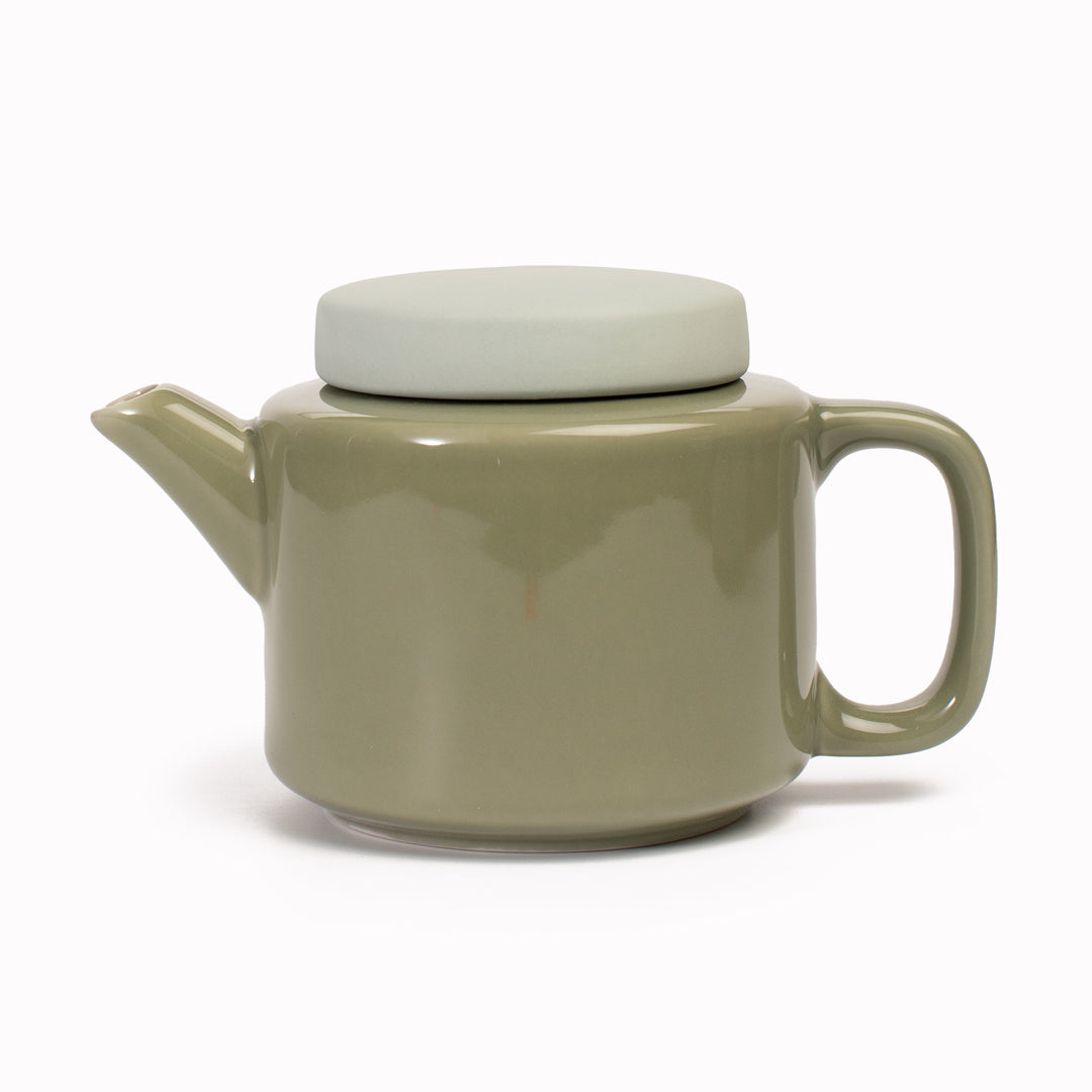 4 Cup stoneware teapot from Dutch company Kinta who produce contemporary ceramics and homeware. The extra large teapot is green in colour, with a gloss exterior finish and matt glazed lid.