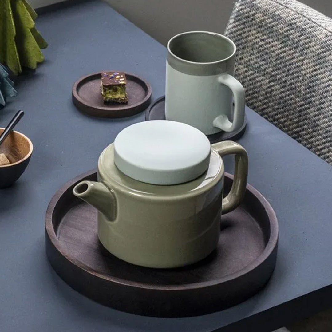 6 Cup stoneware teapot from Dutch company Kinta who produce contemporary ceramics and homeware. The extra large teapot is green in colour, with a gloss exterior finish and matt glazed lid. 