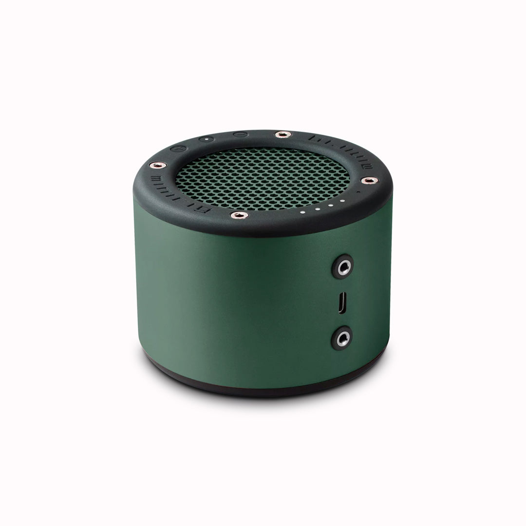 The Green Wave Minirig Mini 4 is a portable Bluetooth speaker that represents the latest innovation in audio technology. Crafted in Bristol, UK, this speaker is the result of over a decade of design evolution, offering a robust anodized aluminium and high-impact ABS construction.