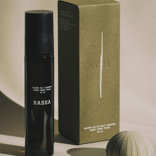 Delicate cleanser that incorporates biotechnology and innovative active ingredients. Its texture transforms upon contact with water, changing from a silky oil to a soft milk