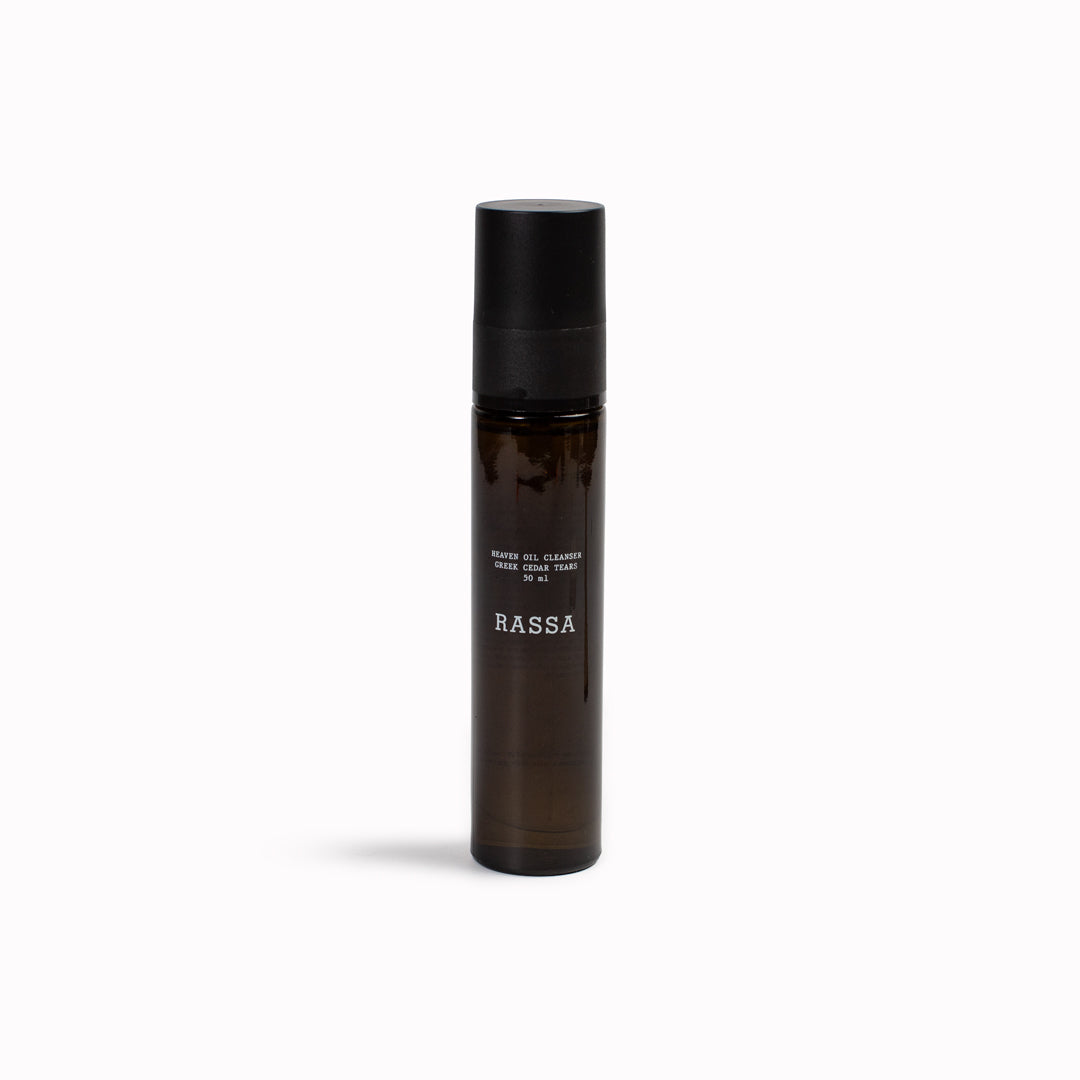 Delicate cleanser that incorporates biotechnology and innovative active ingredients. Its texture transforms upon contact with water, changing from a silky oil to a soft milk