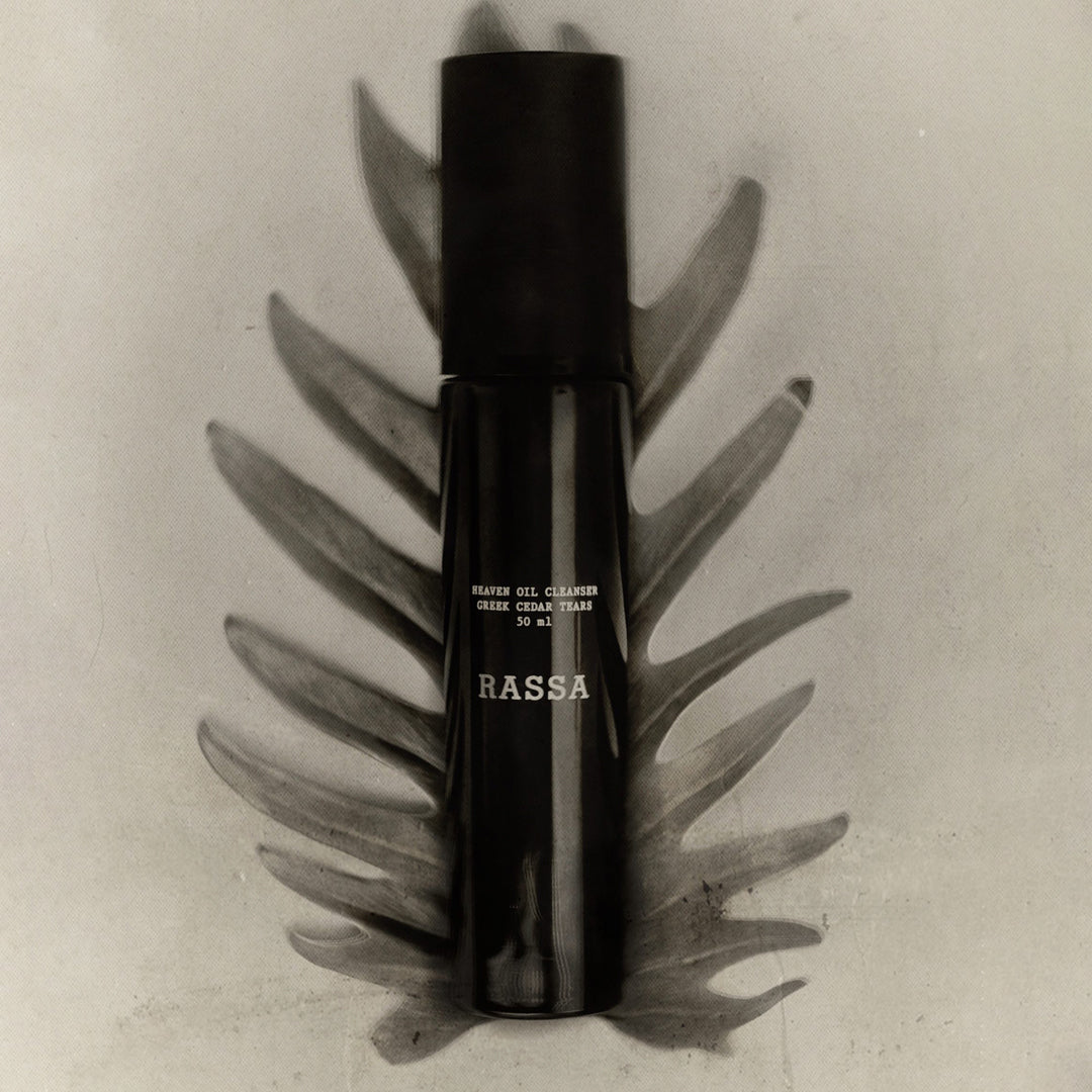 Delicate cleanser that incorporates biotechnology and innovative active ingredients. Its texture transforms upon contact with water, changing from a silky oil to a soft milk