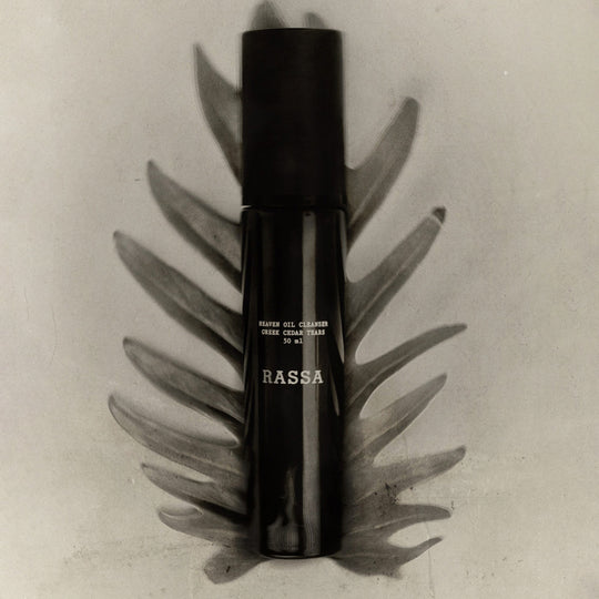 Delicate cleanser that incorporates biotechnology and innovative active ingredients. Its texture transforms upon contact with water, changing from a silky oil to a soft milk