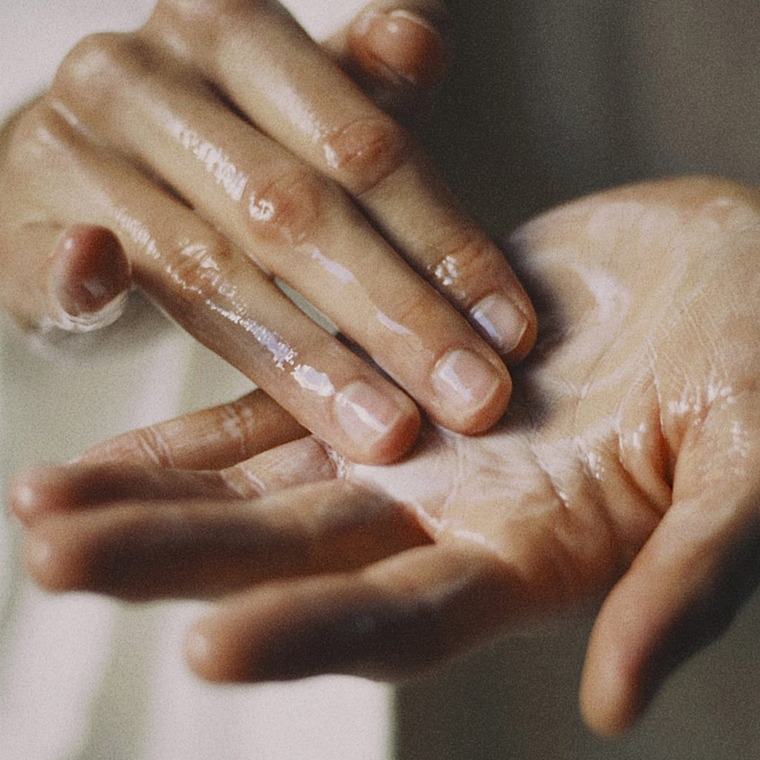 Delicate cleanser that incorporates biotechnology and innovative active ingredients. Its texture transforms upon contact with water, changing from a silky oil to a soft milk
