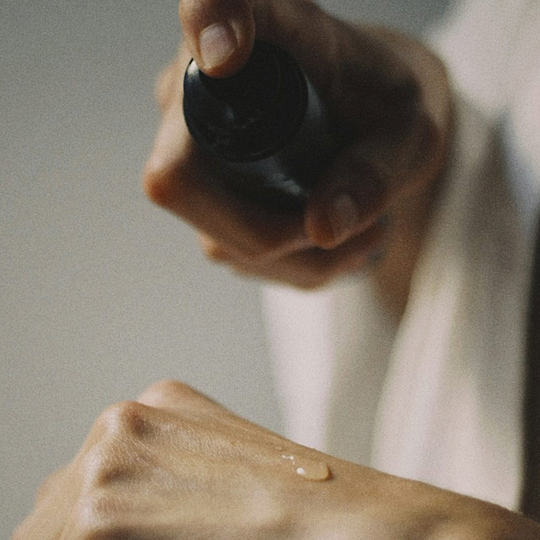 Delicate cleanser that incorporates biotechnology and innovative active ingredients. Its texture transforms upon contact with water, changing from a silky oil to a soft milk
