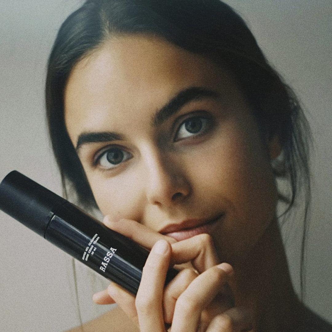 Delicate cleanser that incorporates biotechnology and innovative active ingredients. Its texture transforms upon contact with water, changing from a silky oil to a soft milk