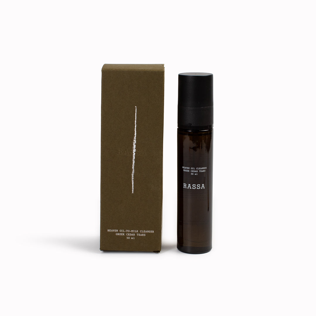Delicate cleanser that incorporates biotechnology and innovative active ingredients. Its texture transforms upon contact with water, changing from a silky oil to a soft milk