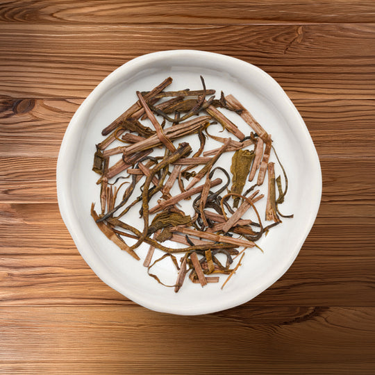 Hojicha Loose Leaf Green Tea from Dona is a roasted Japanese-style green tea with a grounded, toasty profile. Unlike typical grassy greens, hojicha is gently roasted, giving it warm notes of hazelnut and light caramel with minimal bitterness.