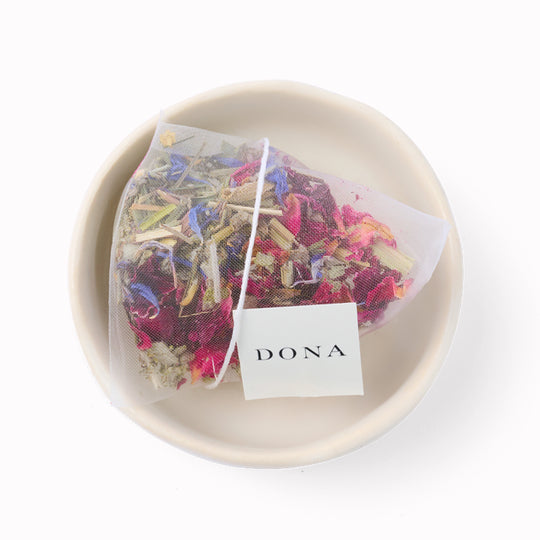 Honey Honey Herbal Tea Sachets is a caffeine‑free herbal blend that pairs piney sage, floral rose petals, lemongrass and vibrant blue cornflower into a balanced infusion designed for everyday moments.