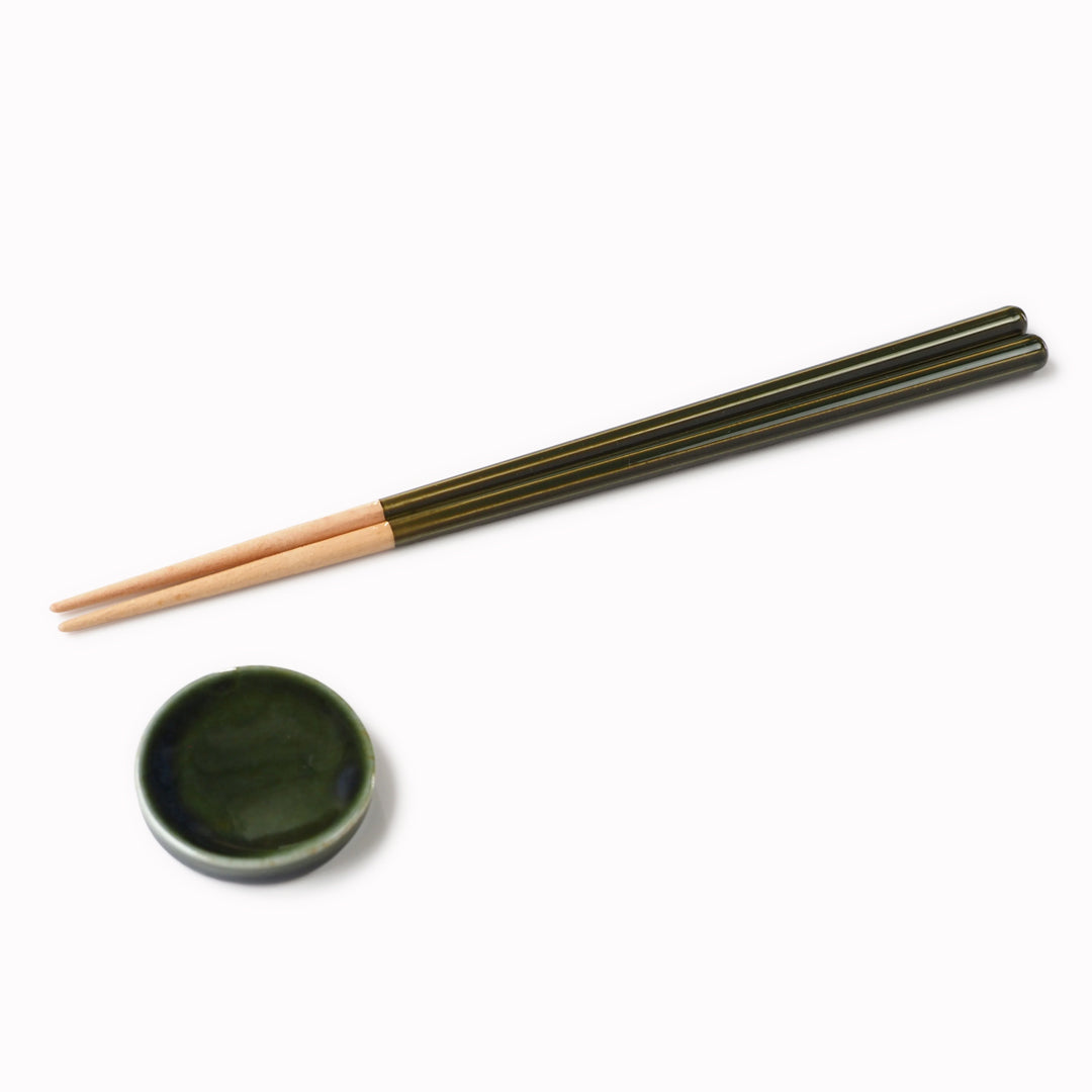 The Chips Inc. Heuge Chopstick Set in Oribe Green is part of a range of Mino pottery using the four colours that have transcended 1000 years of pottery making in Japan.