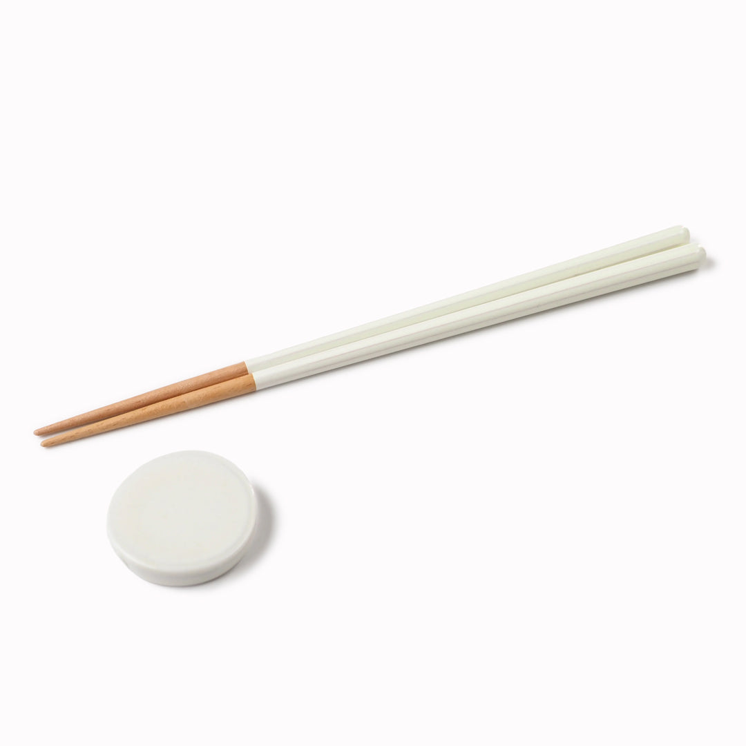 The Chips Inc. Heuge Chopstick Set in White is part of a range of Mino pottery using the four colours that have transcended 1000 years of pottery making in Japan.