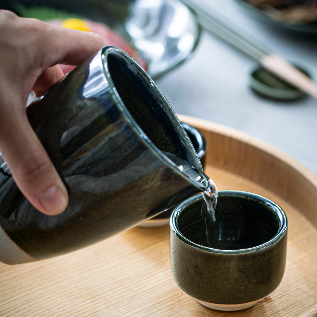 he Chips Inc. Heuge Sake Cups in dark green are part of a range of Mino pottery using the four colours that have transcended 1000 years of pottery making in Japan.
