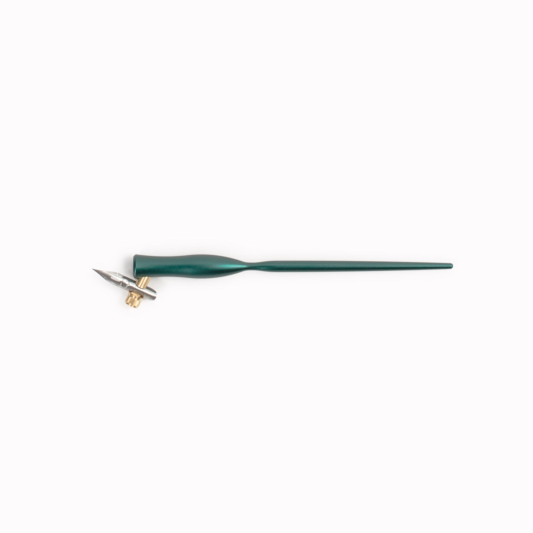 The oblique version positions the nib to naturally follow traditional calligraphy forms, helping achieve consistent thick and thin strokes with less adjustment.