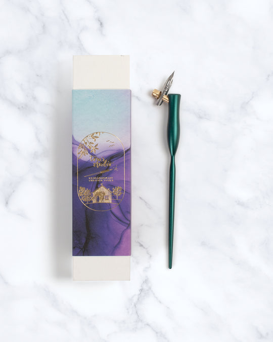 The oblique version positions the nib to naturally follow traditional calligraphy forms, helping achieve consistent thick and thin strokes with less adjustment.