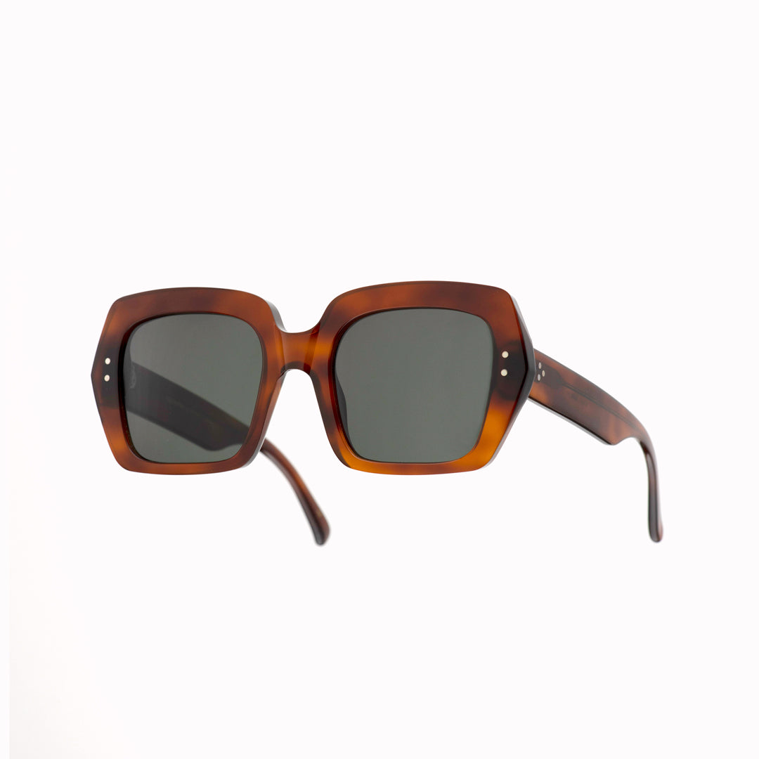 The Kaia features an oversized design with a vintage-inspired look, making it one of the more playful options in the Monokel Eyewear collection. It is carefully made, combining square lenses with thick, prominent frames.

