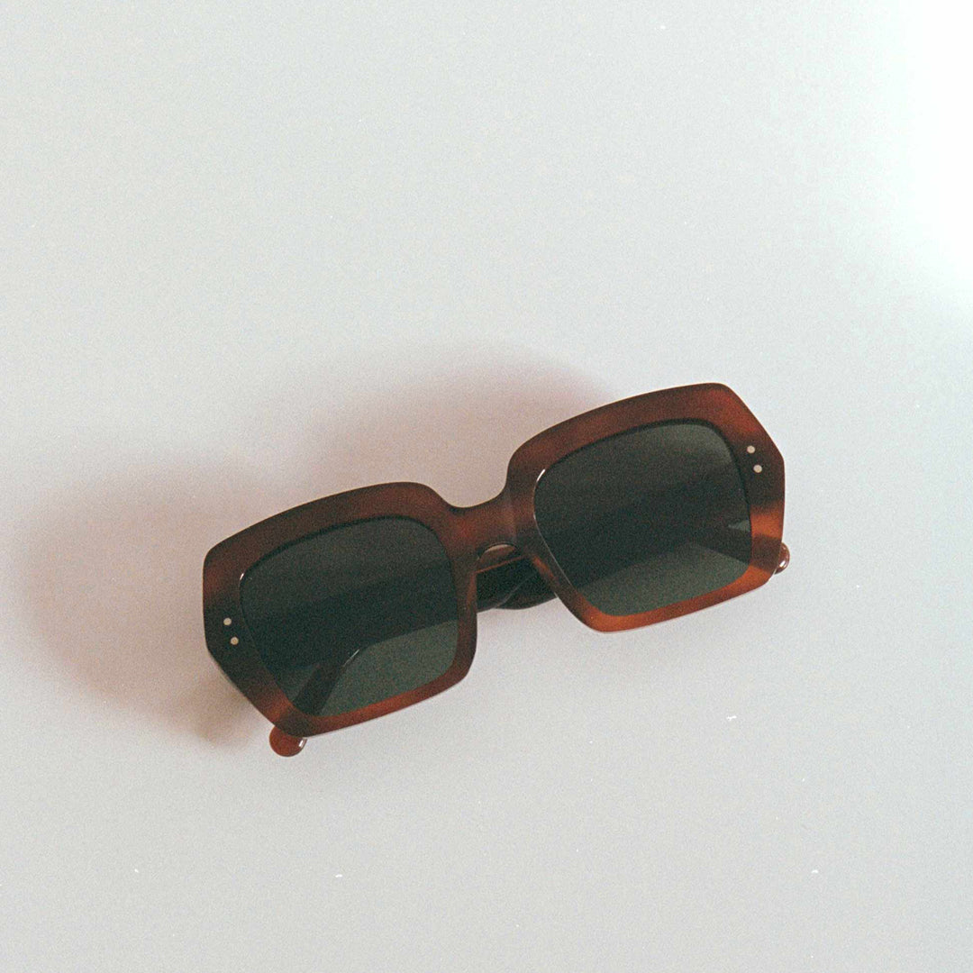 The Kaia features an oversized design with a vintage-inspired look, making it one of the more playful options in the Monokel Eyewear collection. It is carefully made, combining square lenses with thick, prominent frames.