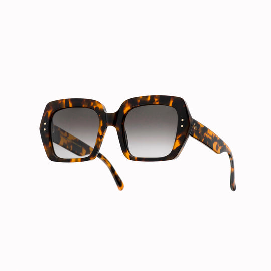 The Kaia features an oversized design with a vintage-inspired look, making it one of the more playful options in the Monokel Eyewear collection. It is carefully made, combining square lenses with thick, prominent frames.