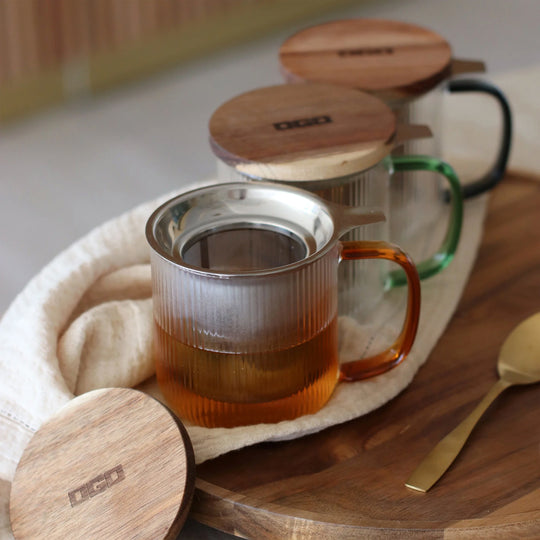 Tea for one in a borosilicate glass teapot mug with graphite grey handle, by French brand Ogo Living. Topped with a wooden lid to keep your tea warm while it brews.
