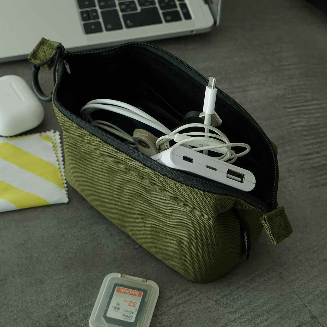 A highly versatile small soft carry case from Hightide Nahe, Japan. The polyester pouch is suitable for storing small tech, cables and more