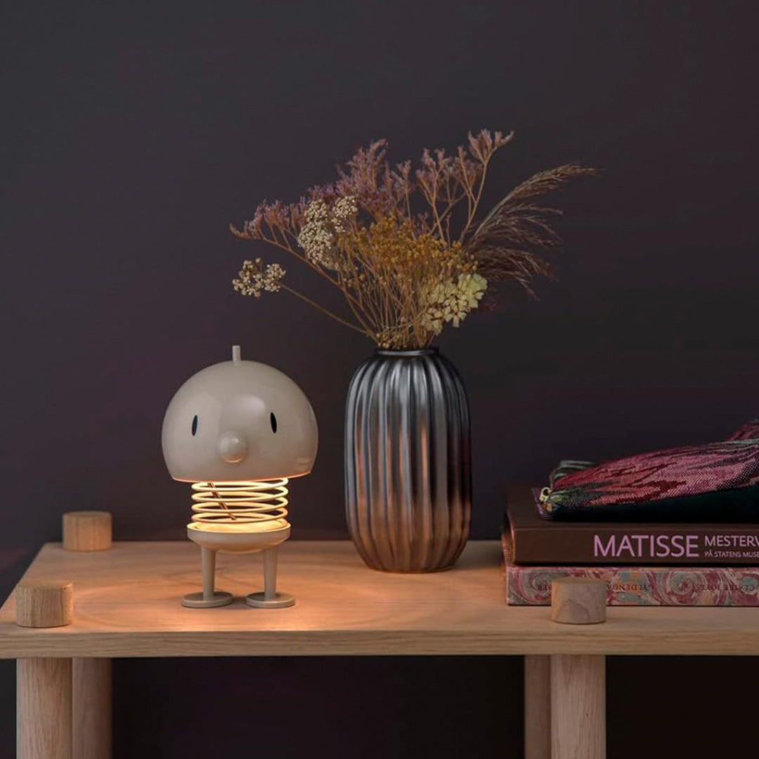 Let the Hoptimist lamp fill the room with light, vibrant colour and cosiness wherever you place it.