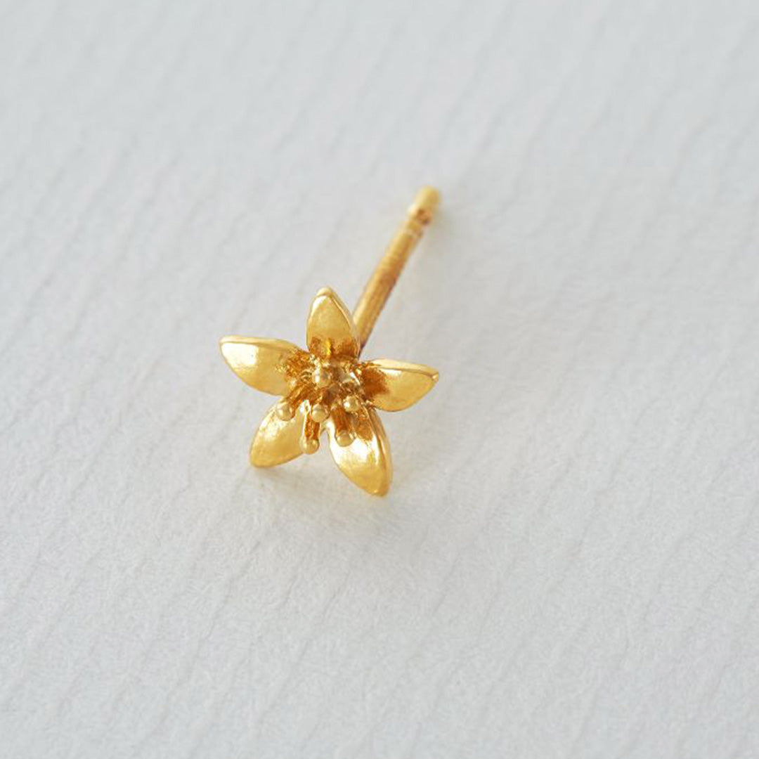 Pretty Lemon Blossom Single stud earring in a choice of 22ct Gold Plated or Sterling Silver from Alex Monroe's 'La Dolce Vita' collection. Inspired by long warm days in Italy, and the scents of summer fruits. Perfect for mixing and matching with other Alex Monroe earrings.