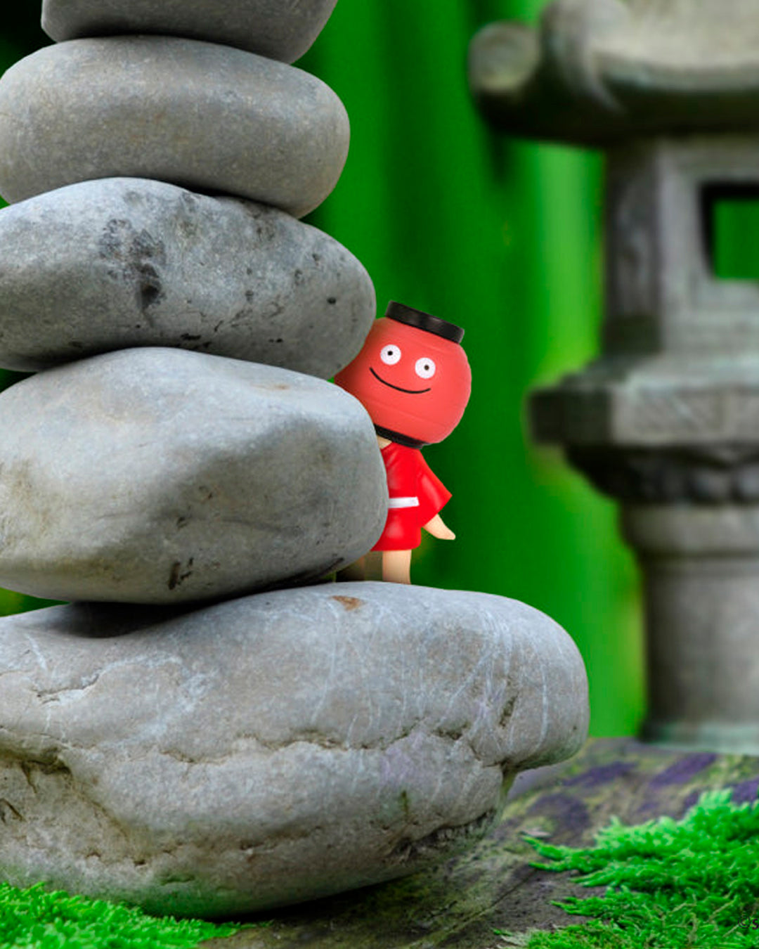 A tiny collection inspired by yokai, the supernatural creatures and spirits of Japanese folklore. A Little Monster is Watching! brings four peculiar characters to life as miniature figures, each presented on its own small display base.