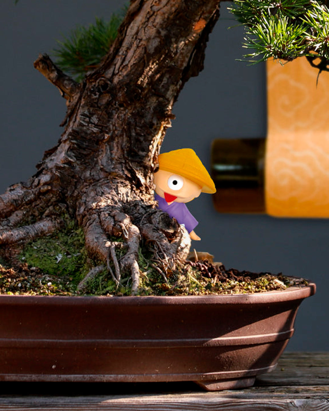 A tiny collection inspired by yokai, the supernatural creatures and spirits of Japanese folklore. A Little Monster is Watching! brings four peculiar characters to life as miniature figures, each presented on its own small display base.