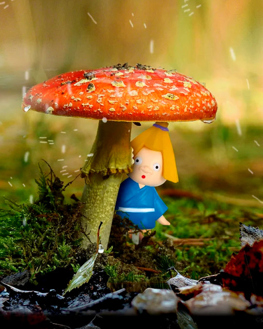 A tiny collection inspired by yokai, the supernatural creatures and spirits of Japanese folklore. A Little Monster is Watching! brings four peculiar characters to life as miniature figures, each presented on its own small display base.