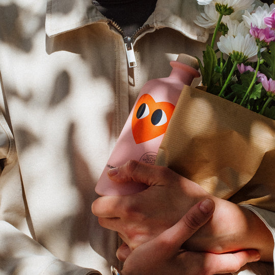 Let love flow like yiayia’s Love Edition extra virgin olive oil, infusing each meal with its rich and heartfelt essence.