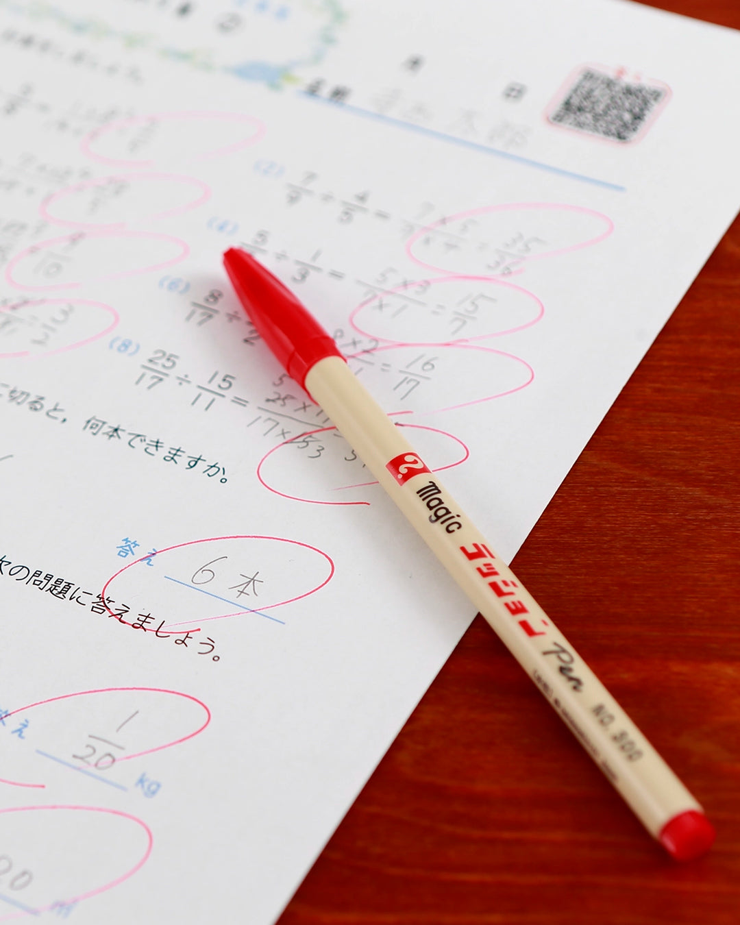 The No.300 Series is recognised for its smooth writing performance and versatile use across drawing and writing projects.
