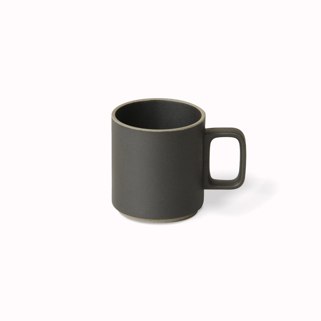The medium matt black mug by Hasami Porcelain is a stackable mug for hot drinks such as tea or coffee.