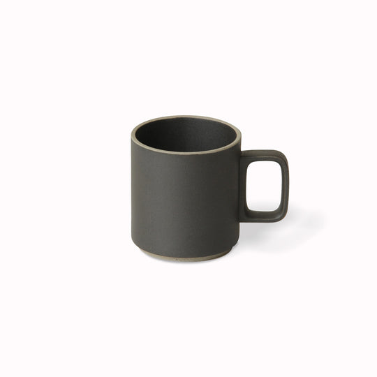 The medium matt black mug by Hasami Porcelain is a stackable mug for hot drinks such as tea or coffee.