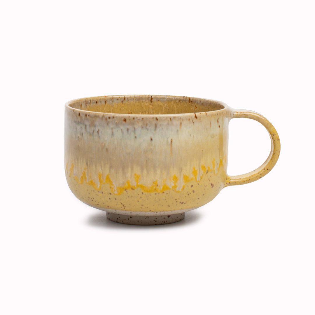 The Melting Daisy Mion Mug is a large thick glazed stoneware mug, ideal for hot chocolate, soup, long lattes or anyone that likes a BIG cuppa in the morning.