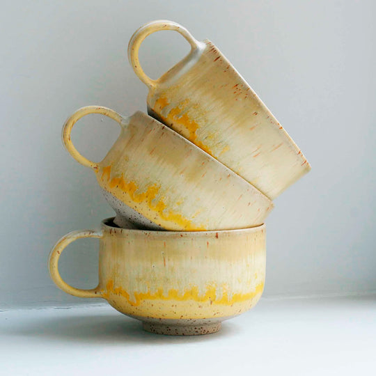 The Melting Daisy Mion Mug is a large thick glazed stoneware mug, ideal for hot chocolate, soup, long lattes or anyone that likes a BIG cuppa in the morning.