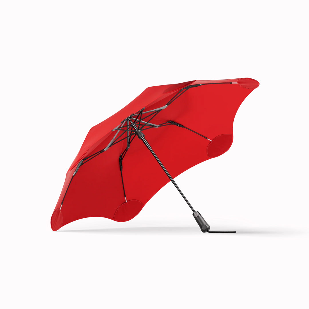 A Durable Compact Umbrella for All Weathers

Crafted for portability and resilience, the Metro folding umbrella from Blunt is engineered to withstand challenging weather conditions.