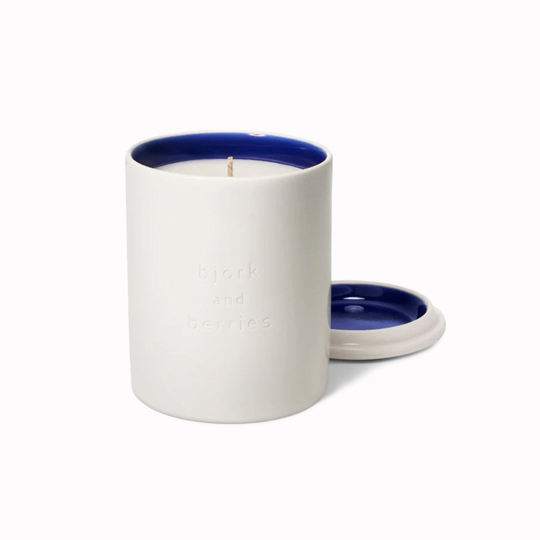 Midvinternatt is a scent of stillness - the first snow blanket gently embracing nature. With top notes of eucalyptus, raspberry and apple blossom, a heart of fir needles, bamboo and peony, and a base of crisp amber, white cedar and Haitian vetiver.