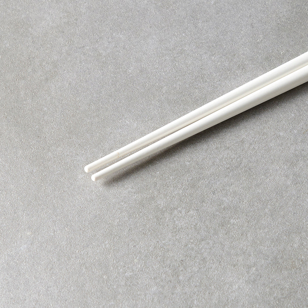 Milk White lacquerware finish with white accent chopsticks from Made in Japan. This Chopstick collection is designed and made at the Zumi workshop in Fukui prefecture, Japan. This region of Japan has a 1500-year-old history of crafting with Lacquer.&nbsp;