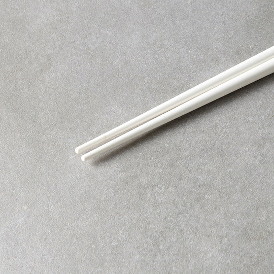 Milk White lacquerware finish with white accent chopsticks from Made in Japan. This Chopstick collection is designed and made at the Zumi workshop in Fukui prefecture, Japan. This region of Japan has a 1500-year-old history of crafting with Lacquer.&nbsp;