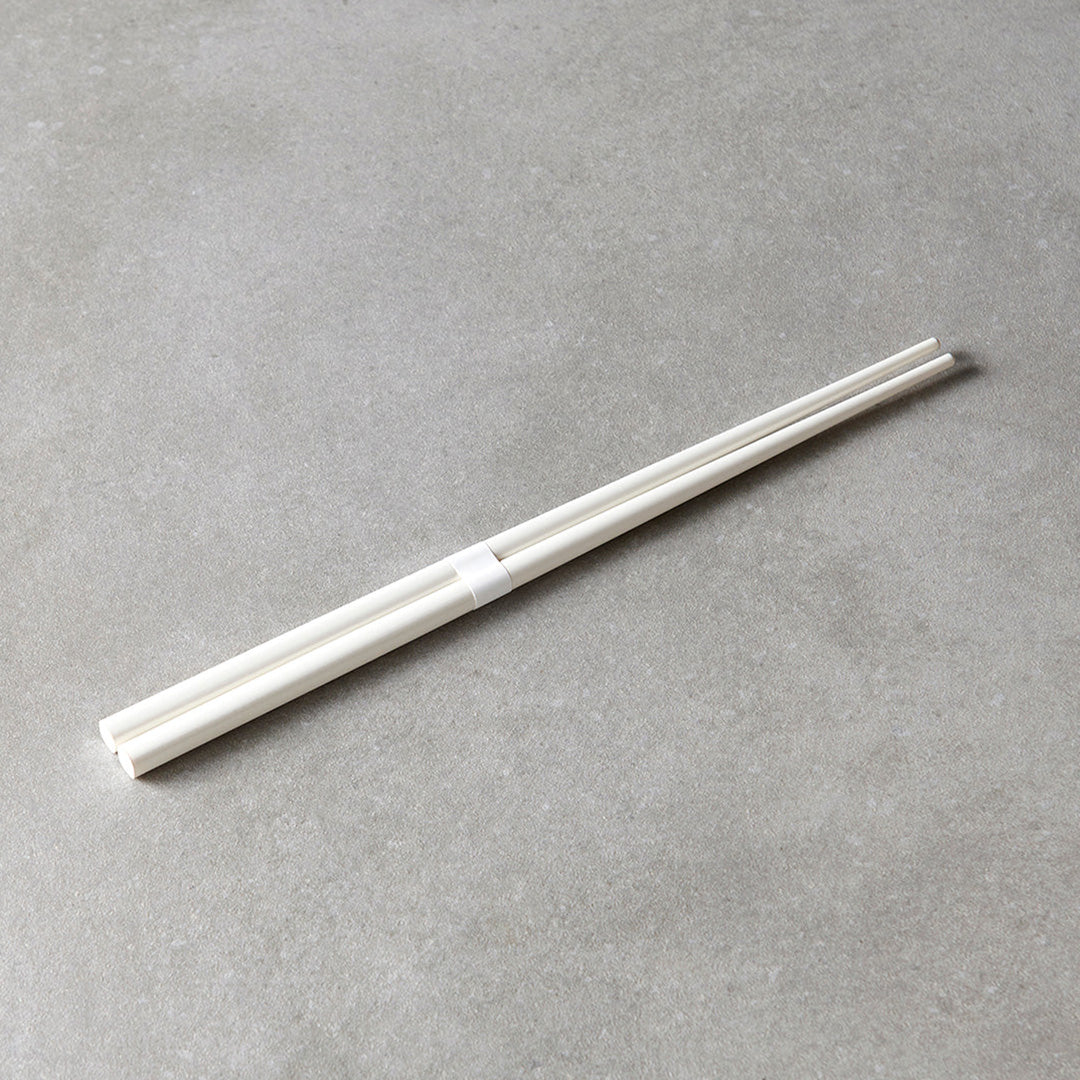 Milk White lacquerware finish with white accent chopsticks from Made in Japan. This Chopstick collection is designed and made at the Zumi workshop in Fukui prefecture, Japan. This region of Japan has a 1500-year-old history of crafting with Lacquer.&nbsp;