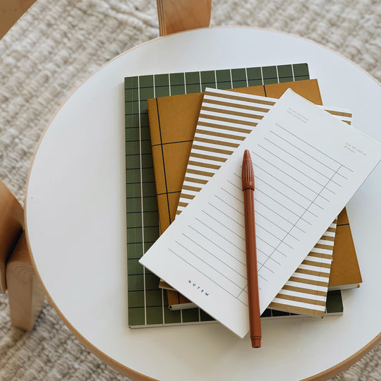 Measuring 100 mm in width and 200 mm in height, this notepad has 60 white sheets with blue lines and a space to tick off tasks when you have done them. It is perfect for making lists.