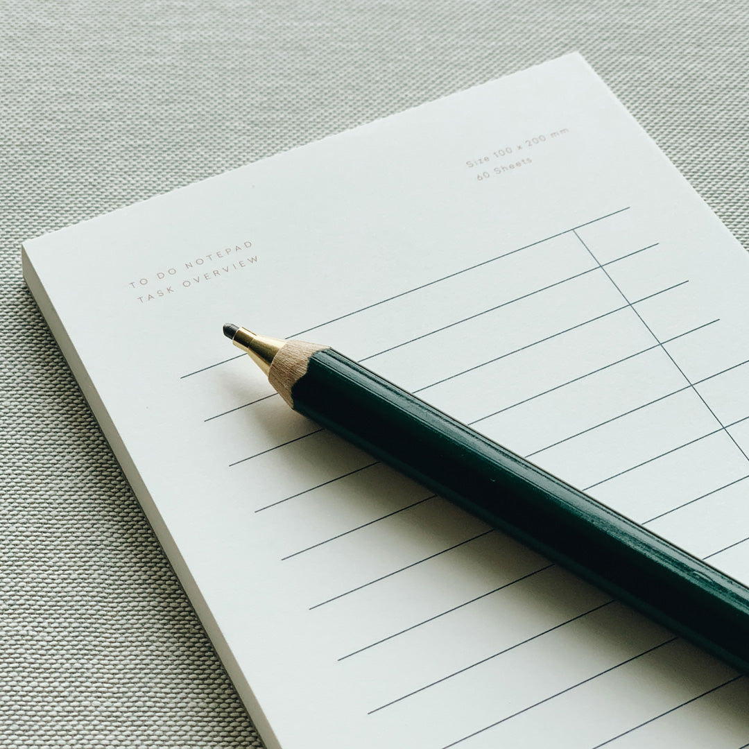 Measuring 100 mm in width and 200 mm in height, this notepad has 60 white sheets with blue lines and a space to tick off tasks when you have done them. It is perfect for making lists.