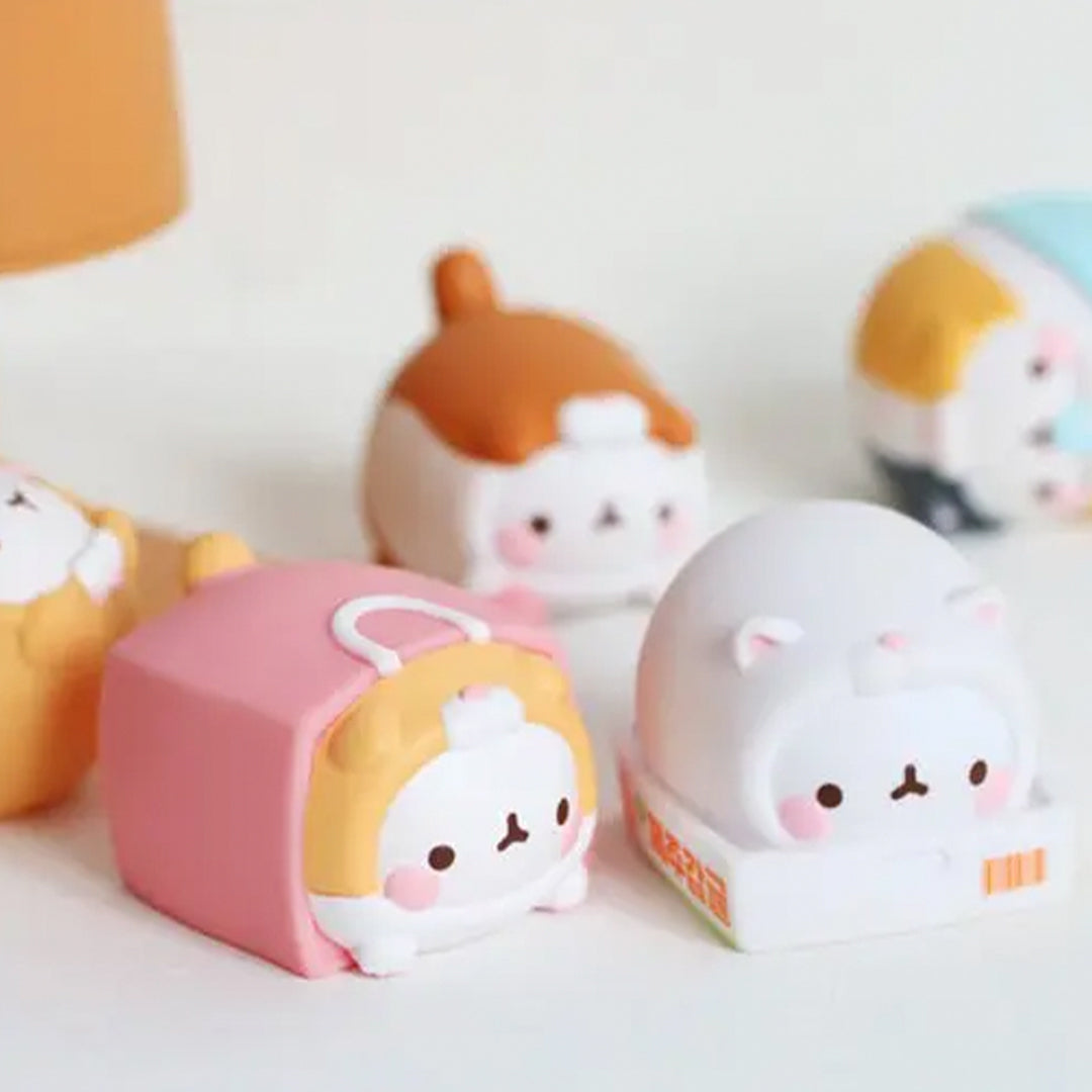 This Molang Vol.5 blind box delivers a small hit of kawaii charm in collectible form. Each box contains one random Molang figure dressed in an oversized lazy cat costume – round, relaxed and full of soft character.