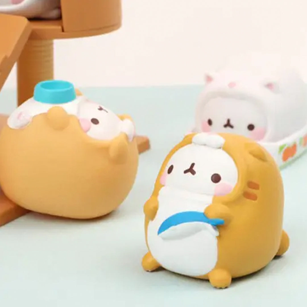This Molang Vol.5 blind box delivers a small hit of kawaii charm in collectible form. Each box contains one random Molang figure dressed in an oversized lazy cat costume – round, relaxed and full of soft character.