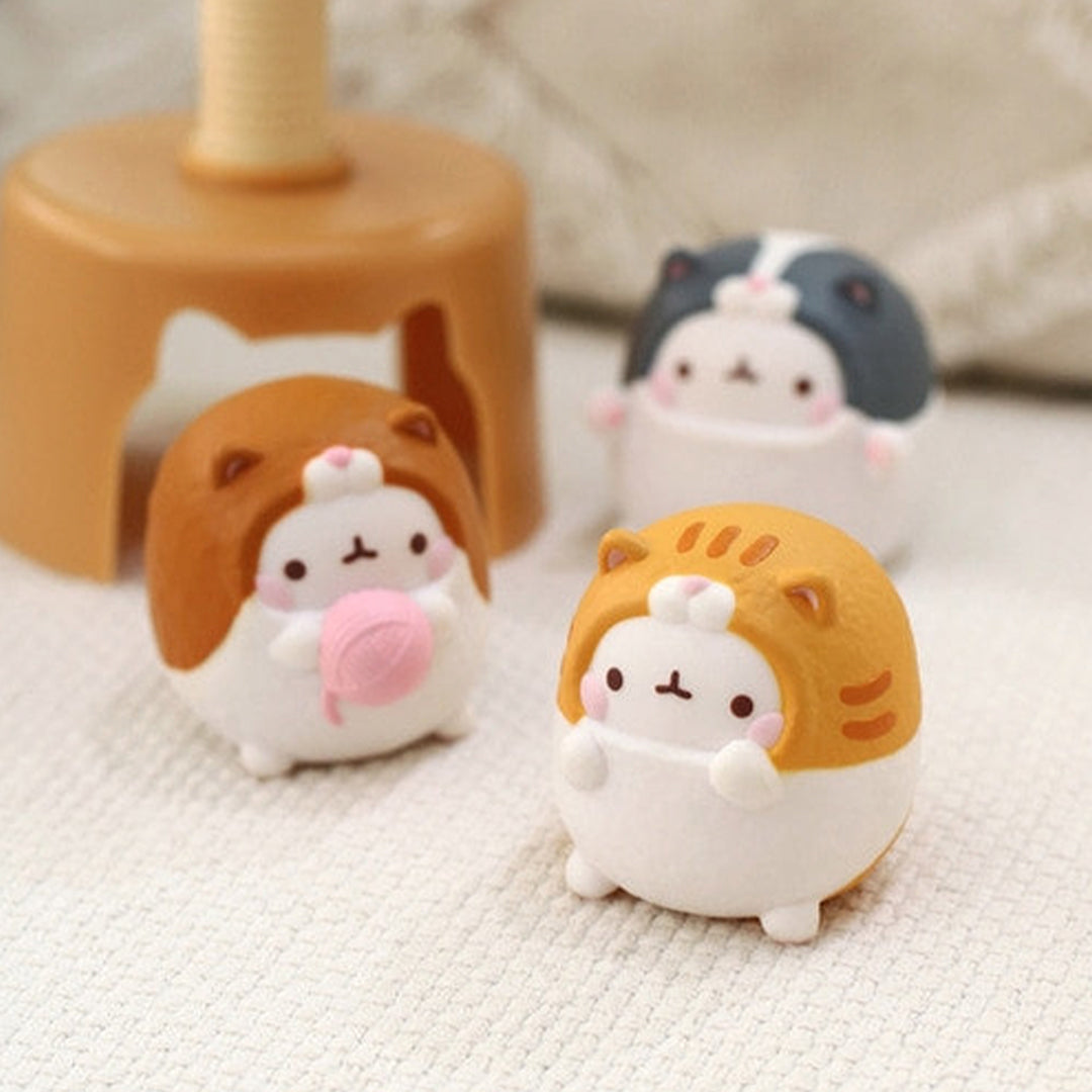 This Molang Vol.5 blind box delivers a small hit of kawaii charm in collectible form. Each box contains one random Molang figure dressed in an oversized lazy cat costume – round, relaxed and full of soft character.