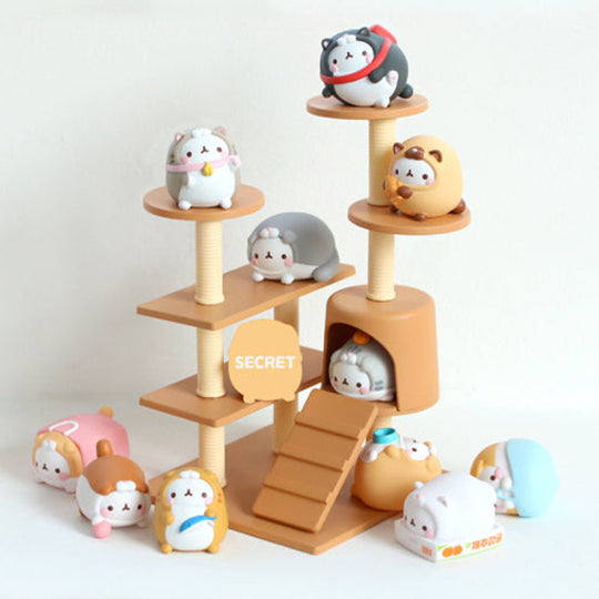 This Molang Vol.5 blind box delivers a small hit of kawaii charm in collectible form. Each box contains one random Molang figure dressed in an oversized lazy cat costume – round, relaxed and full of soft character.