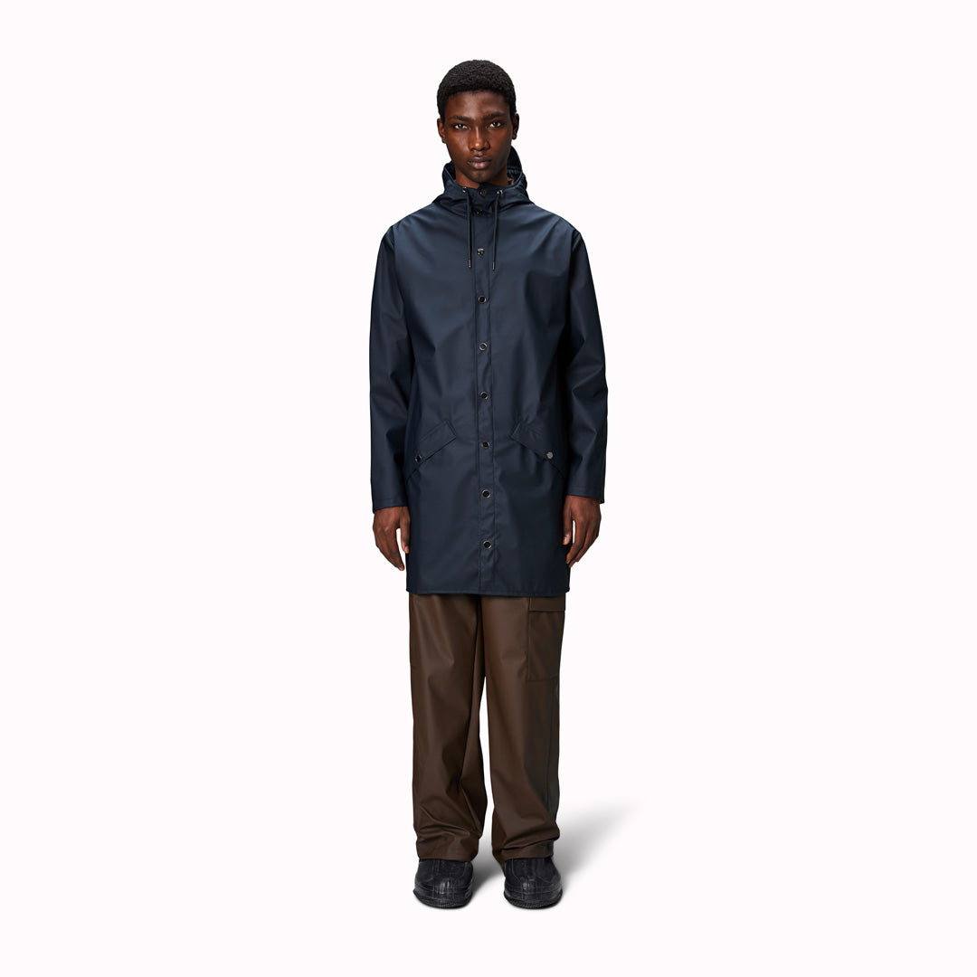 An ever-contemporary unisex rain jacket from Danish Outerwear and Lifestyle company Rains. This long Navy Blue rain jacket is characterized by a minimal silhouette in a long design.