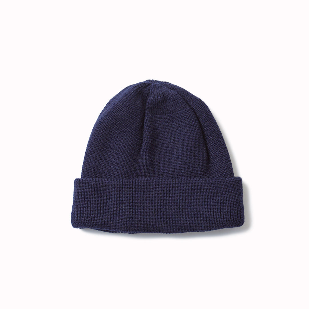 Rototo's Bulky Watch Cap is a versatile piece that complements any winter wardrobe. Whether you're braving the outdoors or simply looking for a cosy addition to your outfit