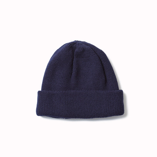 Rototo's Bulky Watch Cap is a versatile piece that complements any winter wardrobe. Whether you're braving the outdoors or simply looking for a cosy addition to your outfit