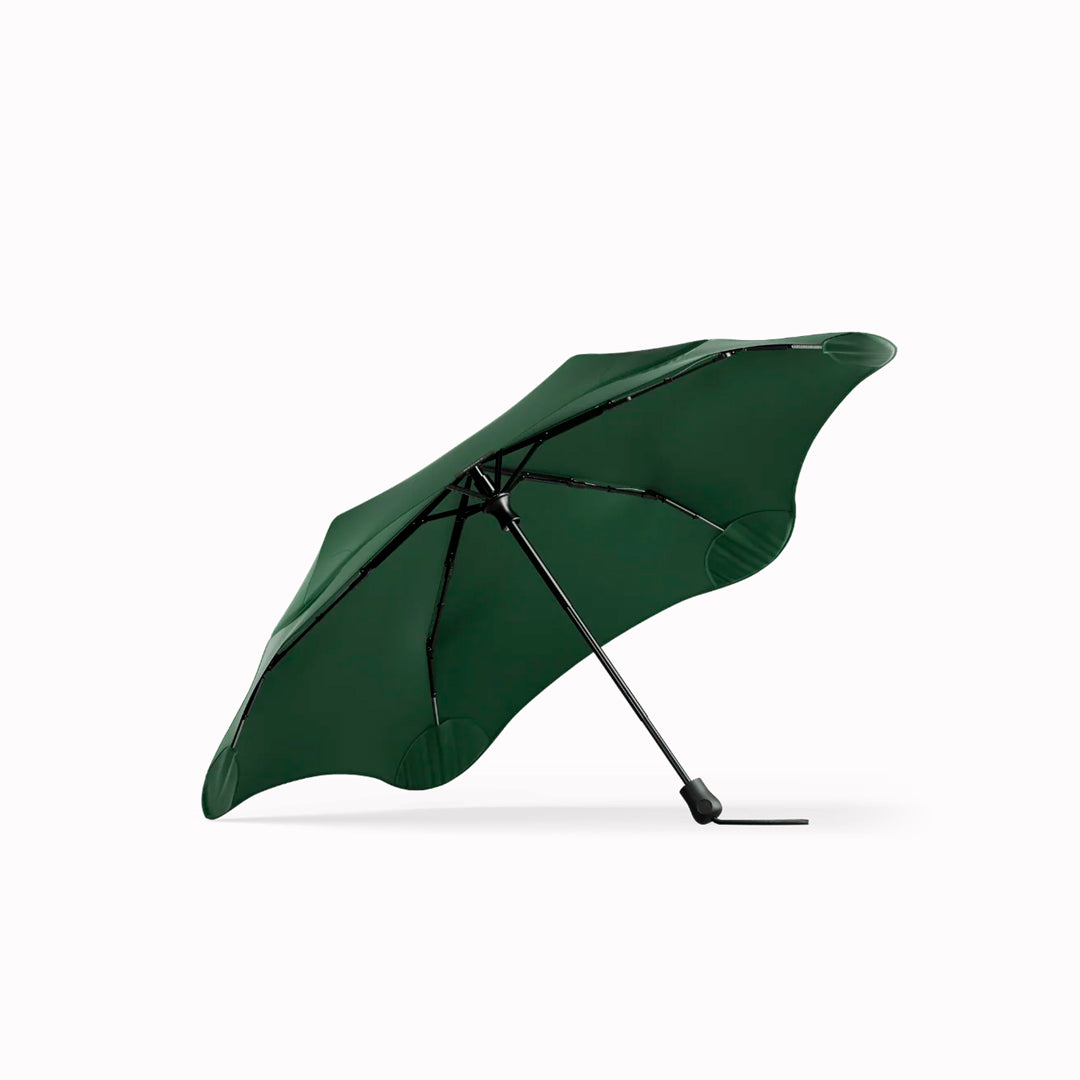 The BLUNT Neo in Forest Green is a lightweight, compact umbrella designed to be there whenever the weather changes. 