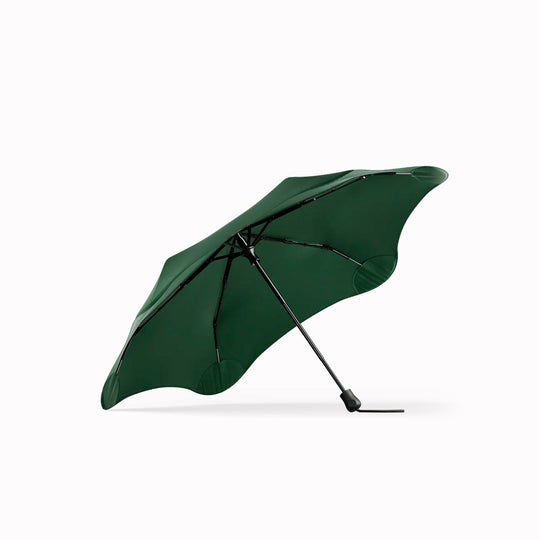 The BLUNT Neo in Forest Green is a lightweight, compact umbrella designed to be there whenever the weather changes. 
